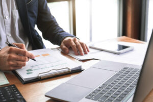 【保存版】デスクワーク腰痛ストレッチ大全｜働きながらできる即効ケアと根本改善法