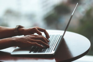 【保存版】デスクワーク筋トレ入門｜仕事効率を高めるオフィスでできる運動習慣