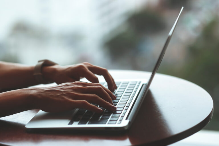 【保存版】デスクワーク筋トレ入門｜仕事効率を高めるオフィスでできる運動習慣