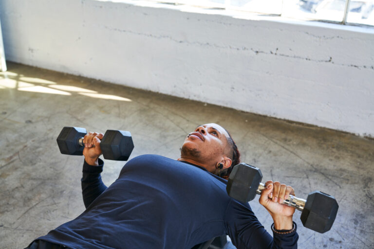 筋トレダンベルで胸を鍛える｜最短で厚い胸板を手に入れる方法