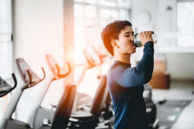 プロテインはいつ飲むのが効果的？タイミング別の飲み方を科学的に解説