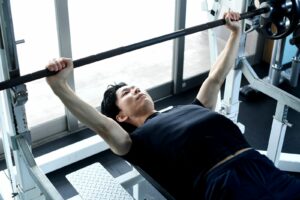 プルオーバーのやり方｜胸と背中どちらに効かせるかを肘の角度で分ける